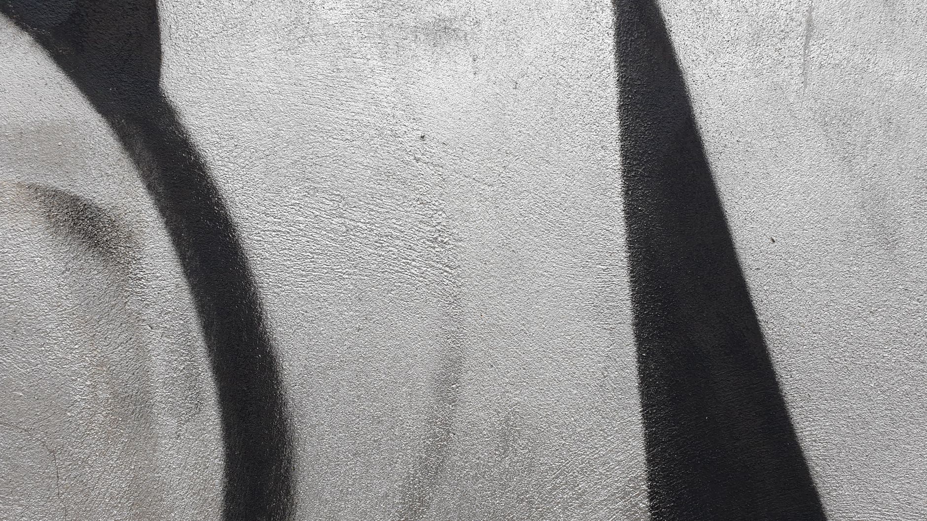 Schwarz-weiß abstrakte Graffiti auf Betonwand mit Schatten
